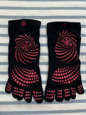 Gaiam Super Grippy Yoga Socks in Black Pink Size M/L